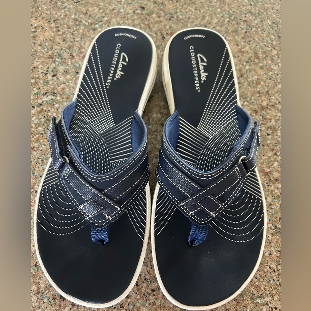 Clark’s Breeze Sea flip flop. Size 9 M Navy Blue Like new condition Color